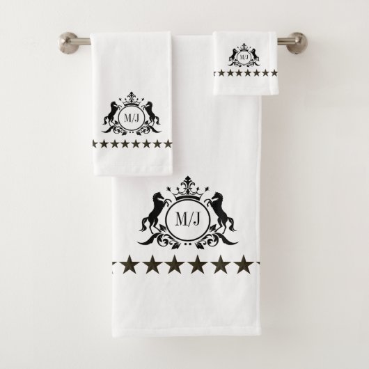 Schwarz-weißes Royal Scrolls Crown Horses Monogram Badhandtuch Set (Insitu)