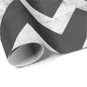 Schwarz-weißes Rustikal-Chevron-Muster Geschenkpapier (Rolleneckpunkt)