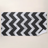 Schwarz-weißes rustikales Chevron-Muster Strandtuch (Vorderseite)
