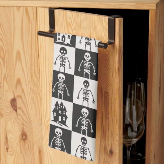 Schwarz-weißes Schachbrett-Halloween Geschirrtuch (Drittel gefaltet)