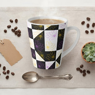 Schwarz-weißes Schachbrettmuster mit Gänseblümchen Milchtasse