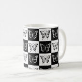 Schwarz-weißes Schmetterlingsdesign Kaffeetasse (VorderseiteRechts)