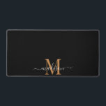 Schwarz-weißes Script-Monogramm Schreibtischunterlage<br><div class="desc">Eine elegante moderne,  trendige mit Monogramm Schreibtischmatte mit einer goldenen Serif-Initial und einem weißen Schreibschriftennachnamen.</div>