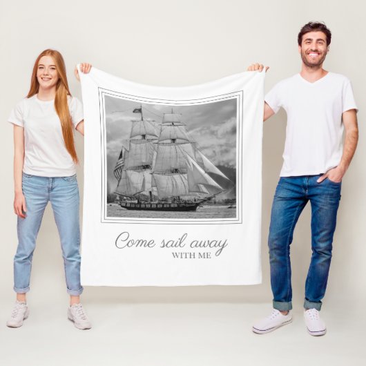 Schwarz-weißes Segelschiff Schooner segelt ab Fleecedecke (Beispiel)