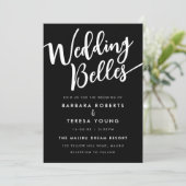 Schwarz-weißes Skript Moderne Lesbische Hochzeit Einladung (Stehend Vorderseite)