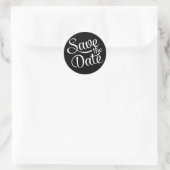 Schwarz-weißes Skript Save the Date Runder Aufkleber (Tasche)