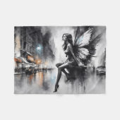 Schwarz-weißes städtisches Leben surreal Märchen S Fleecedecke (Vorderseite (Horizontal))