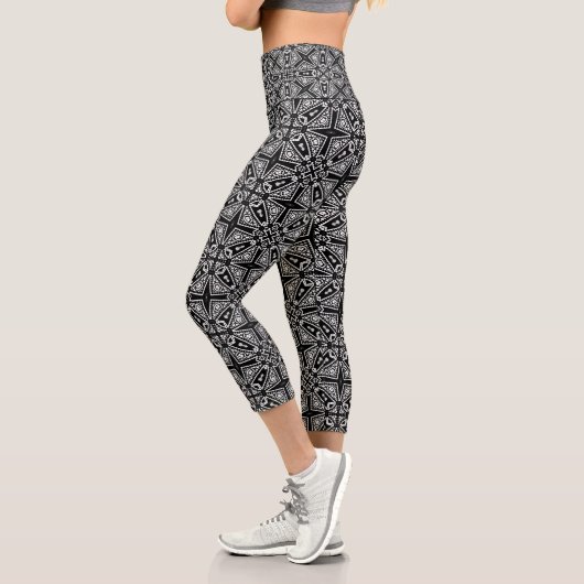 Schwarz-weißes Stammesmuster Capri Leggings (Links)