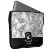 Schwarz-weißes Stone Monogramm Laptopschutzhülle (Vorne Rechts)