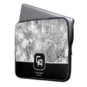 Schwarz-weißes Stone Monogramm Laptopschutzhülle (Vorderseite Links)