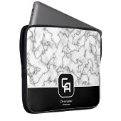 Schwarz-weißes Stone Monogramm Laptopschutzhülle (Vorne Rechts)