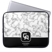 Schwarz-weißes Stone Monogramm Laptopschutzhülle (Vorderseite)