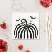 Schwarz-weißes Stripe Pumpkin & Bats Halloween-Par Serviette (Beispiel)