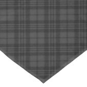 Schwarz-weißes Tartan kariertes Weihnachtsmuster Tischdecke (Schrägansicht)