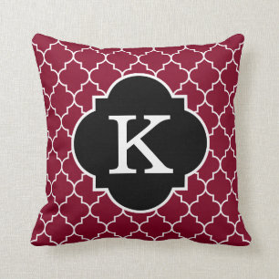 Schwarz-weißes und Burgunders Quatrefoil Monogramm Kissen