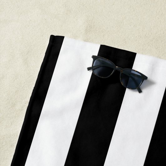 Schwarz-weißes und rosa gestreiftes Badetuch (Beispiel)