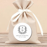 Schwarz-weißes Wappen Moderne Monogramm Hochzeit Runder Aufkleber<br><div class="desc">Fügen Sie Ihrer Hochzeit eine Touch zeitloser Eleganz mit diesen Schwarz-weißen Wappen Moderne Monogram Classic Round Stickers hinzu. Diese Aufkleber sind mit einem knusprigen Schwarz-Weiß-Design, einem raffinierten Wappen-Emblem und einem personalisierten Monogramm perfekt zum Abdichten von Umschlägen, Dekorieren von Gefälligkeiten oder zur Verbesserung Ihrer Hochzeitsarbeit geeignet. Ihr minimalistischer und dennoch raffinierter...</div>