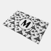 Schwarz-weißes Weihnachtsbaummuster Monogramm Fußmatte (Schrägansicht)