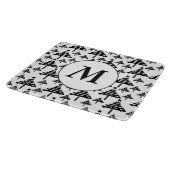 Schwarz-weißes Weihnachtsbaummuster Monogramm Schneidebrett (Ecke)
