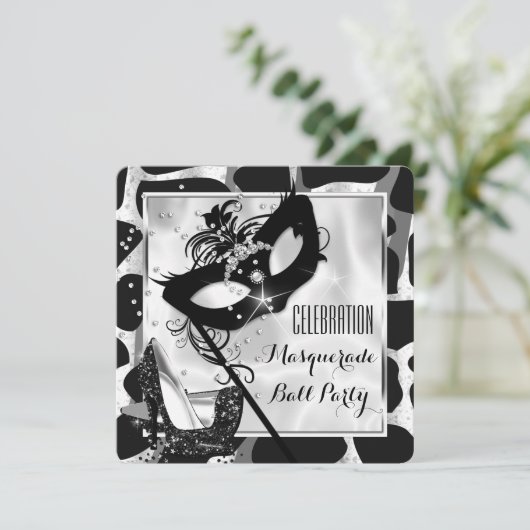 Schwarz-weißes Wild Masquerade Ball Party Einladung (Stehend Vorderseite)