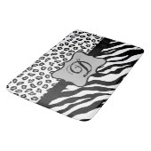 Schwarz-weißes Zebra Leopard-Monogramm Badematte (Schrägansicht)