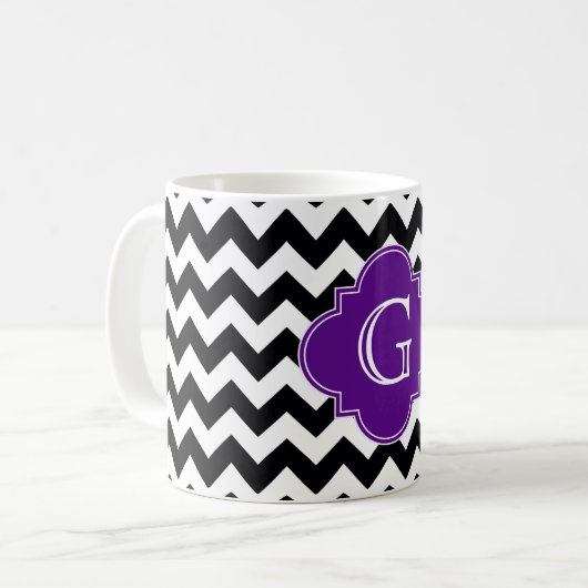 Schwarz-weißes Zickzack Lila Quetschfolienmonogram Kaffeetasse (Vorderseite Links)