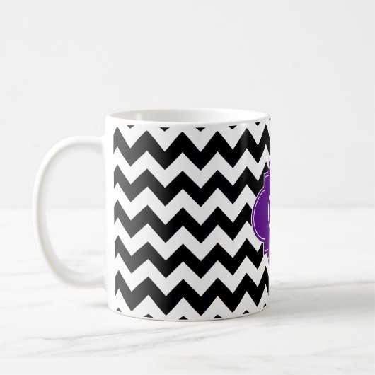 Schwarz-weißes Zickzack Lila Quetschfolienmonogram Kaffeetasse (Links)