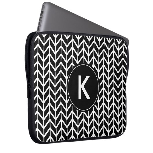 Schwarz-weißes Zickzack Monogramm Laptopschutzhülle (Vorne Rechts)