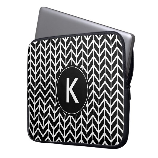 Schwarz-weißes Zickzack Monogramm Laptopschutzhülle (Vorderseite Links)