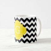 Schwarz-weißes Zickzack Zig-Zag-Gelbes Monogramm Kaffeetasse (VorderseiteRechts)