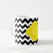 Schwarz-weißes Zickzack Zig-Zag-Gelbes Monogramm Kaffeetasse (Vorderseite Links)