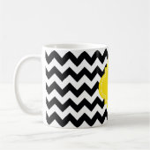 Schwarz-weißes Zickzack Zig-Zag-Gelbes Monogramm Kaffeetasse (Links)