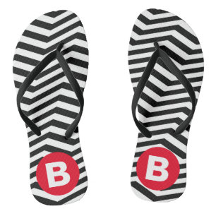 Schwarz-weißes Zickzackmuster mit rotem Monogramm Badesandalen