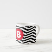Schwarz-weißes Zickzackmuster mit rotem Monogramm Espressotasse (Vorderseite Rechts)