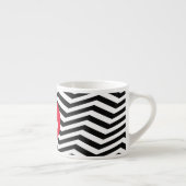 Schwarz-weißes Zickzackmuster mit rotem Monogramm Espressotasse (Rechts)