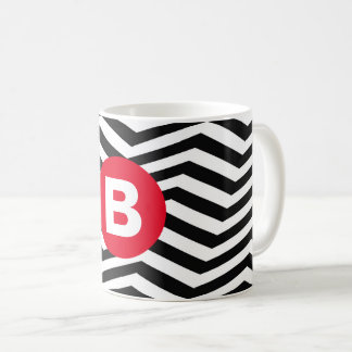 Schwarz-weißes Zickzackmuster mit rotem Monogramm Kaffeetasse