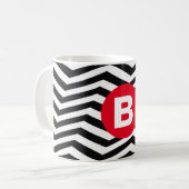 Schwarz-weißes Zickzackmuster mit rotem Monogramm Kaffeetasse (Vorderseite Links)