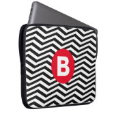 Schwarz-weißes Zickzackmuster mit rotem Monogramm Laptopschutzhülle (Vorne Rechts)