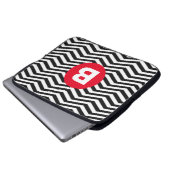 Schwarz-weißes Zickzackmuster mit rotem Monogramm Laptopschutzhülle (Vorne Knopf)