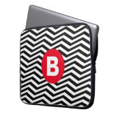 Schwarz-weißes Zickzackmuster mit rotem Monogramm Laptopschutzhülle (Vorderseite Links)