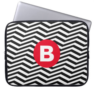 Schwarz-weißes Zickzackmuster mit rotem Monogramm Laptopschutzhülle