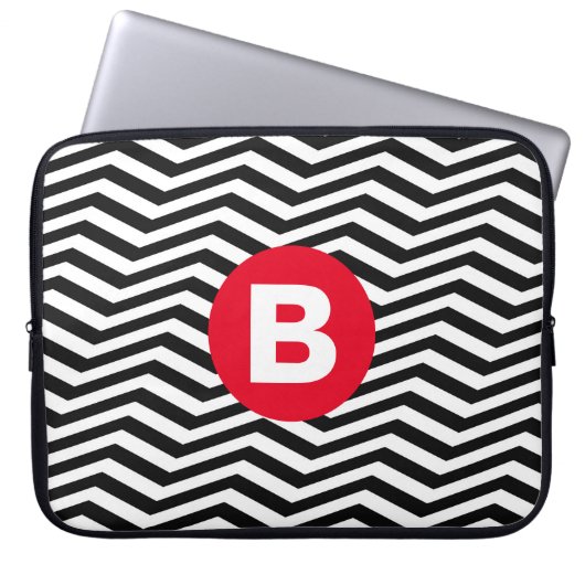 Schwarz-weißes Zickzackmuster mit rotem Monogramm Laptopschutzhülle (Vorderseite)