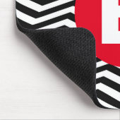 Schwarz-weißes Zickzackmuster mit rotem Monogramm Mousepad (Ecke)
