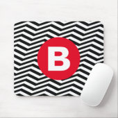 Schwarz-weißes Zickzackmuster mit rotem Monogramm Mousepad (Mit Mouse)