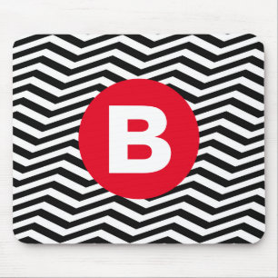 Schwarz-weißes Zickzackmuster mit rotem Monogramm Mousepad