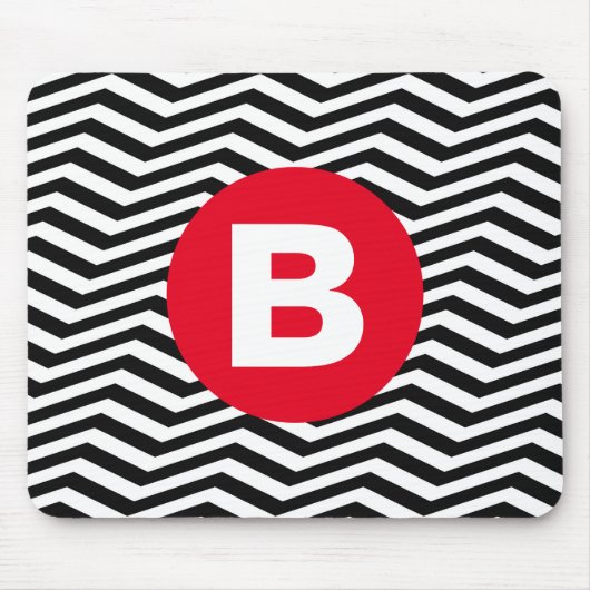 Schwarz-weißes Zickzackmuster mit rotem Monogramm Mousepad (Vorne)