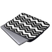 Schwarz-weißes Zigzag Zickzack Muster Laptopschutzhülle (Vorne Knopf)