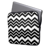 Schwarz-weißes Zigzag Zickzack Muster Laptopschutzhülle (Vorderseite Links)