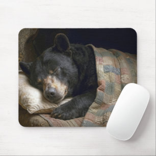 Schwarzbär schläft unter einer Steppdecke Mousepad