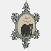 Schwarzbrauner Bär, Datum der Personalisierung Schneeflocken Zinn-Ornament (Links)